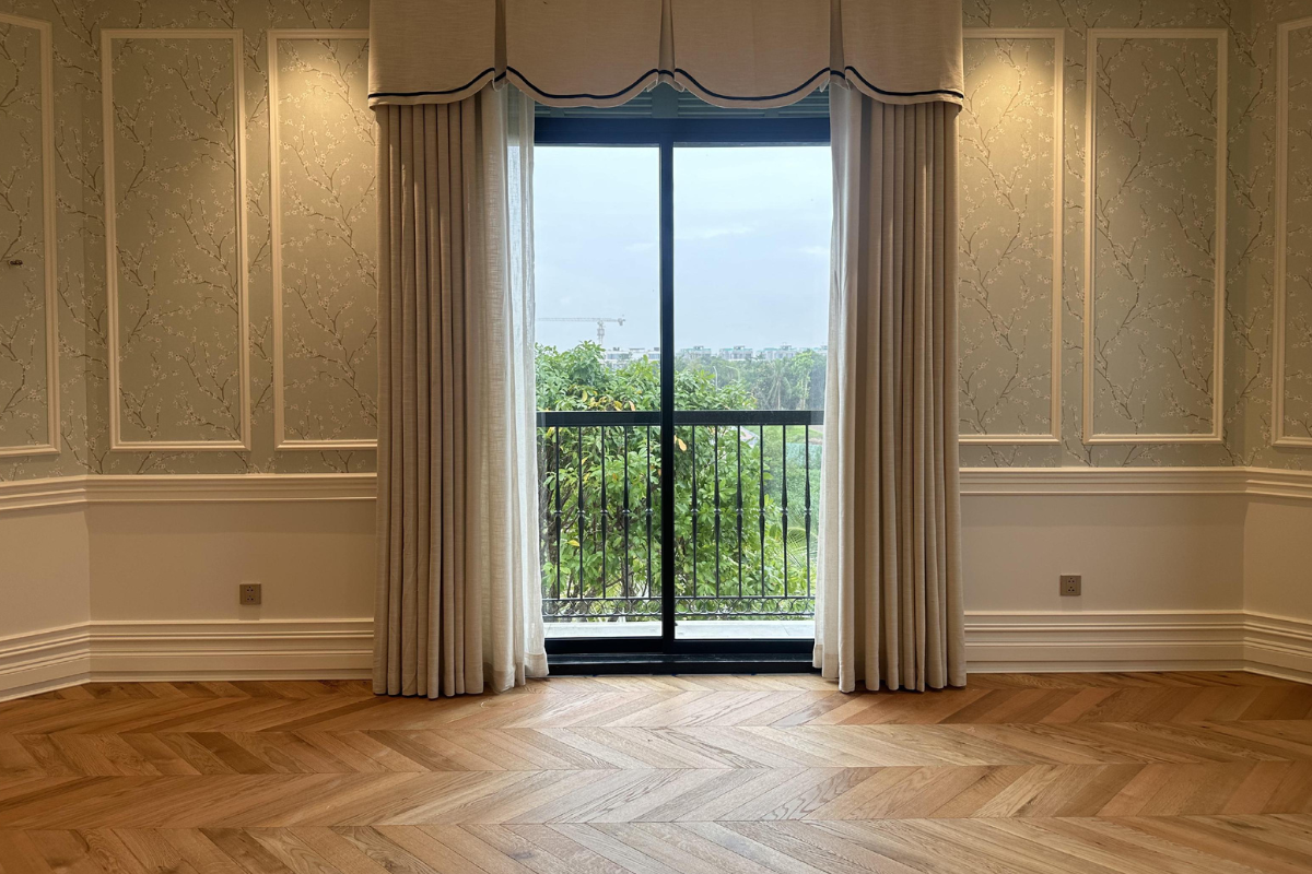 Sàn gỗ kỹ thuật lát xương cá tông màu ấm trong phòng ngủ Penthouse phong cách hiện đại