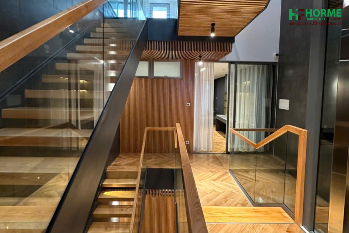 Sàn gỗ tự nhiên trong không gian hành lang và cầu thang biệt thự sang trọng