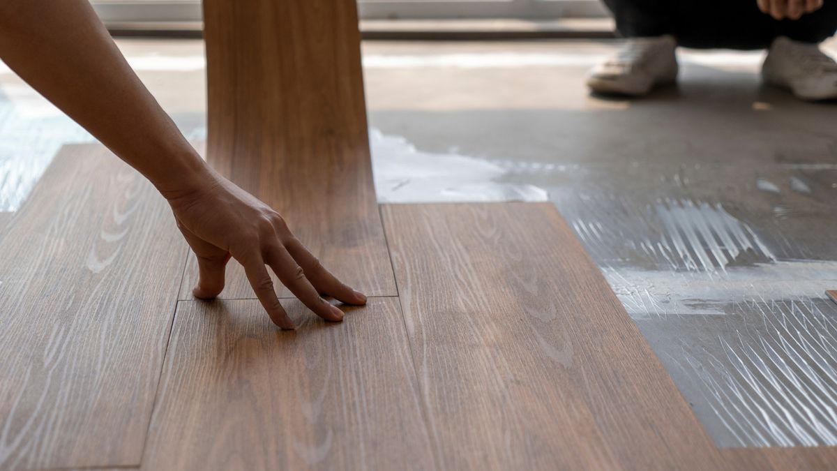 Sàn nhựa giả gỗ trong không gian căn hộ hiện đại